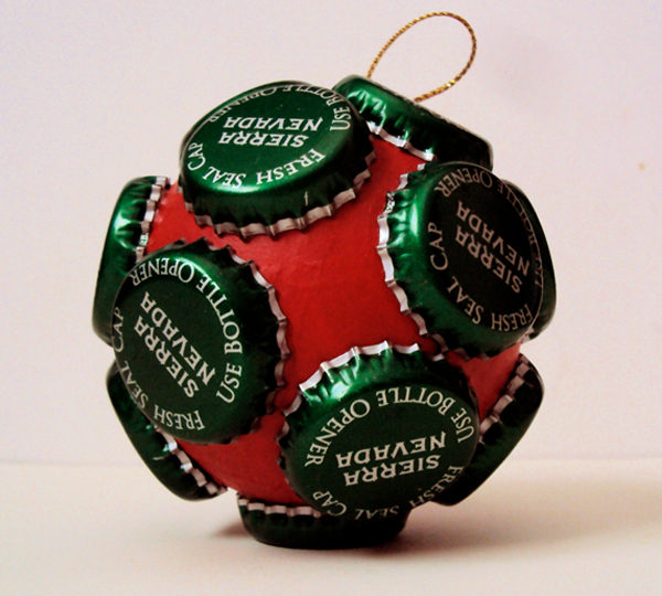 Enfeites de Natal - Bola com tampinhas recicladas